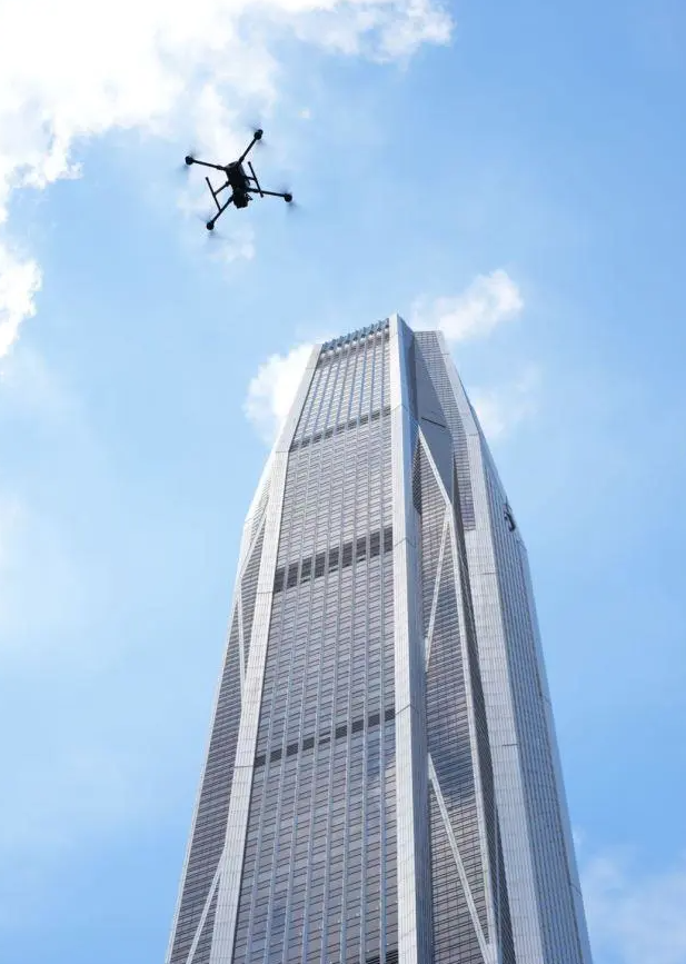 无人机飞巡“体检”深圳第一高楼，效率增十倍，成本减七成